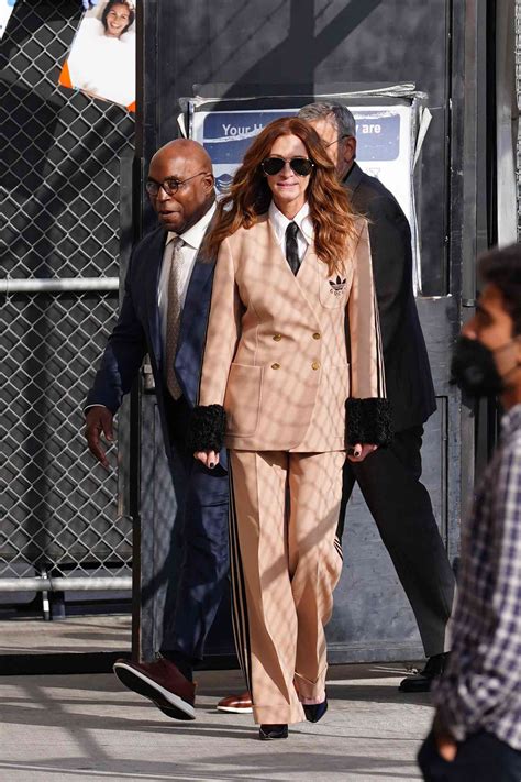 julia roberts gucci suits